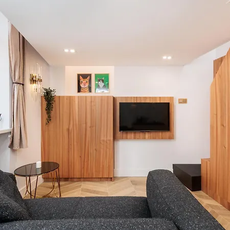 Daire Urban Light - 3' Main Square - By Upstairs *